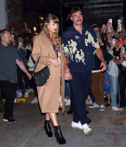 Taylor Swift tira fuori la seconda borsa preferita di Carrie Bradshaw per un appuntamento galante