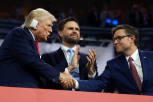 Mike Johnson sostiene senza fondamento che le cartelle cliniche di Trump sono “irrilevanti” e nega il divieto nazionale di aborto