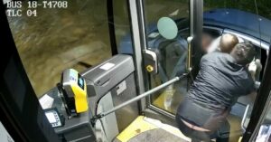 Nubifragio a Siena, così l’autista di un bus mette in salvo un automobilista e il figlio rimasti bloccati