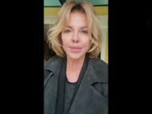 Alba Parietti, sfogo sui social dopo il furto delle ruote dell’auto: Milano invivibile, è il Bronx”