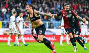 Genoa-Bologna 2-2: Pinamonti tiene a galla Gilardino con una doppietta