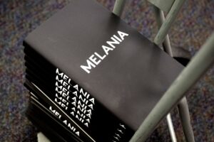 Il bestseller numero 1 di Melania Trump non sta volando via dagli scaffali delle librerie. È colpa della sostanza appiccicosa?