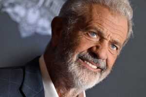 Mel Gibson sostiene che Kamala Harris ha “il quoziente intellettivo di un palo di recinzione”