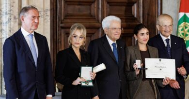 Mattarella: “L’Italia oggi cresce, le agenzie di rating lo notano”. Marina Berlusconi nominata Cavaliere della Repubblica