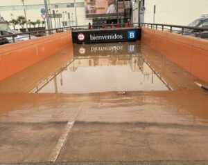 Tragedia in un megaparcheggio allagato a Valencia. I sub: ‘Ha 5.700 posti auto. È un cimitero”