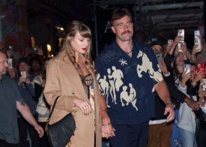 Taylor Swift e Travis Kelce passeggiano per Indianapolis, mano nella mano