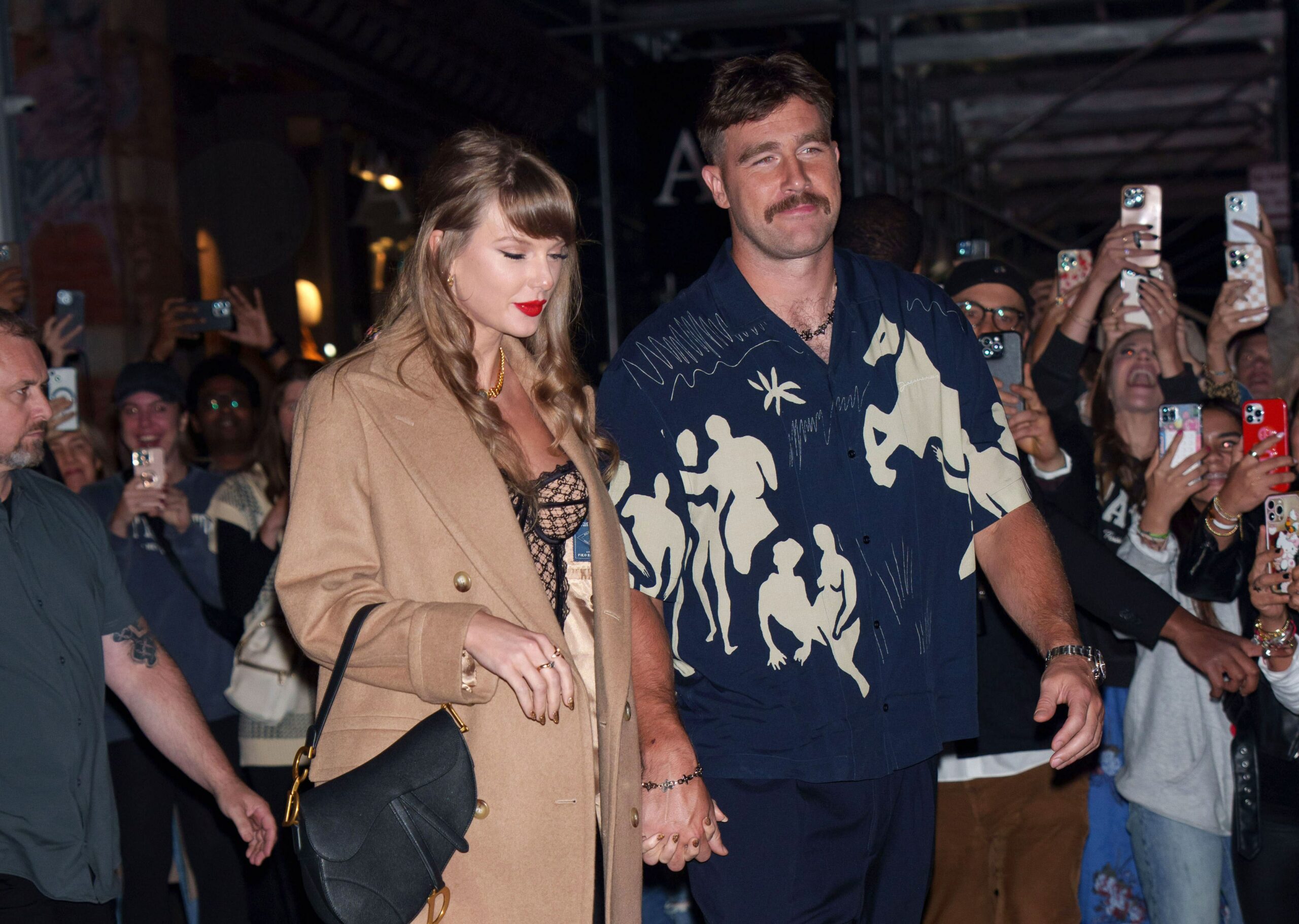 Taylor Swift e Travis Kelce passeggiano per Indianapolis, mano nella mano