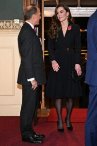 Kate Middleton torna sotto i riflettori con un elegante abito nero a cappotto