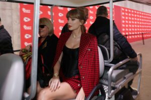 Taylor Swift si veste di tutto punto in occasione dell’incontro tra Kansas City Chiefs e Denver Broncos
