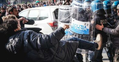 Corteo studenti Pro Pal a Torino, ‘governo e Schlein complici’. Tensioni con le forze dell’ordine, 15 poliziotti al pronto soccorso