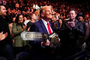 Donald Trump torna al Madison Square Garden per l’incontro UFC, affiancato da Elon Musk e da alleati MAGA