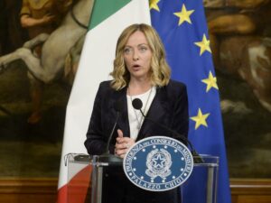 Migranti, la Gran Bretagna adotta lo “stile Meloni”
