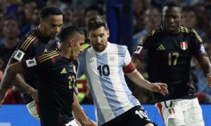 “Messi? Lo tocca con un dito ed è fallo”. Duro attacco e nervosismo in Argentina-Perù: “Che fai, stupido?”.