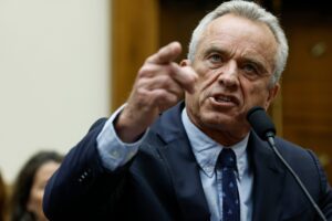 RFK Jr. a piedi nudi fa bollire il tacchino nel sego, Cheryl Hines al suo fianco
