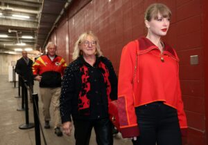 Taylor Swift e Donna Kelce si presentano alla sfida dei Kansas City Chiefs con i Raiders di Las Vegas