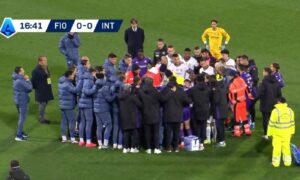Fiorentina-Inter, Bove crolla in mezzo al campo per un malore: corsa in ospedale, ora è “vigile e cosciente”