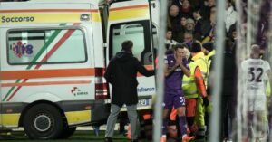 Bove, malore in campo durante Fiorentina-Inter: il centrocampista crolla a terra. Adn: “Ha ripreso conoscenza”
