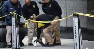 A New York ucciso il ceo di UnitedHealthcare. La polizia: “Attacco premeditato”