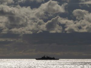 Alta tensione nel Baltico: nave russa spara razzi di segnalazione contro un elicottero tedesco