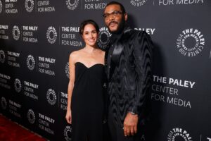 Meghan Markle ha confortato un Tyler Perry in lacrime mentre Oprah Winfrey faceva un discorso su di lui