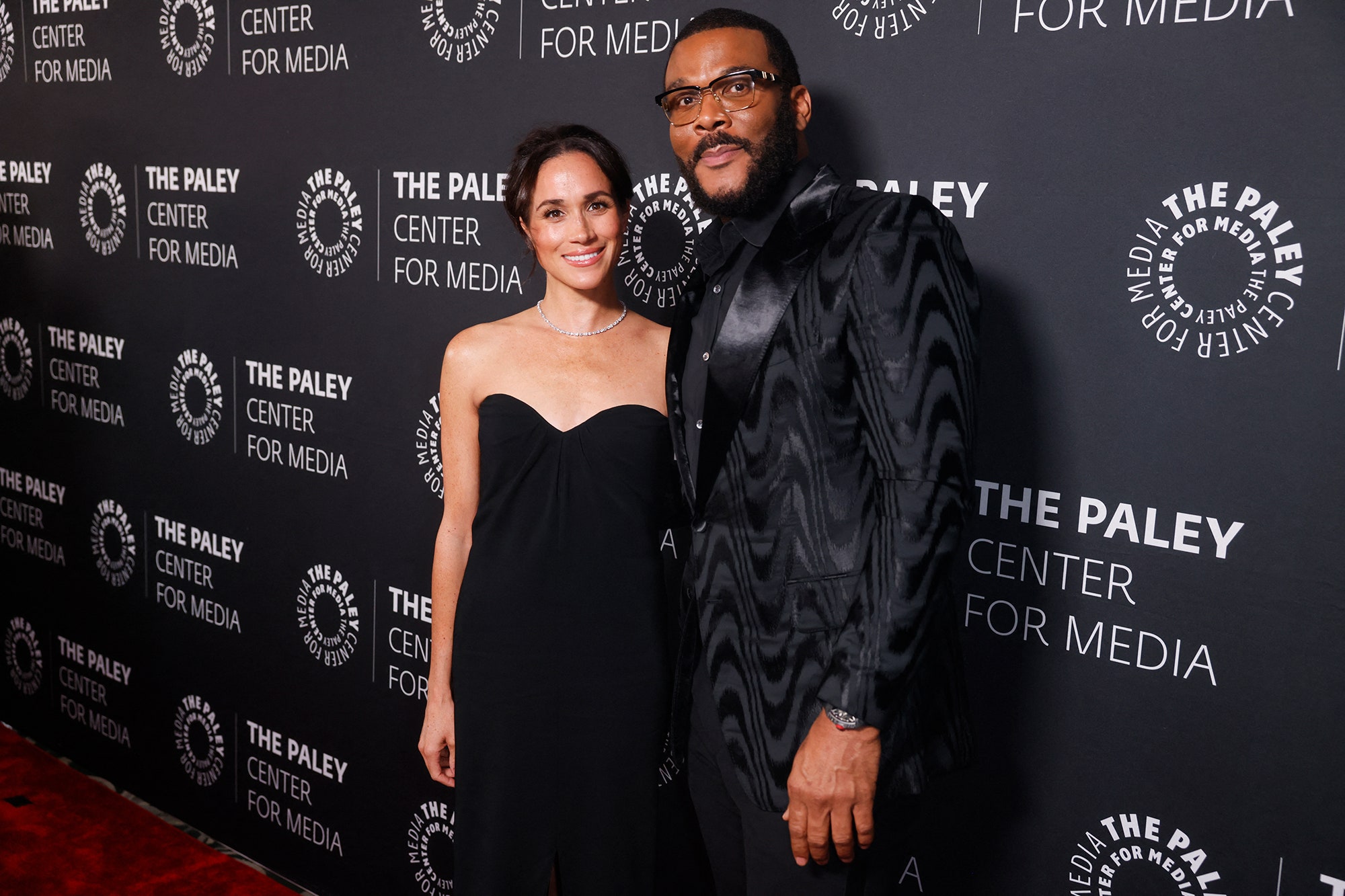 Meghan Markle ha confortato un Tyler Perry in lacrime mentre Oprah Winfrey faceva un discorso su di lui