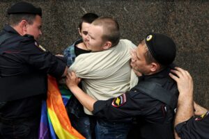 Come il panico trans del GOP ha sfumature del manuale anti-LGBTQ+ di Putin