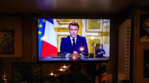 Francia, crisi di governo. Le Pen a Macron: “Posso sfiduciare anche il prossimo premier”