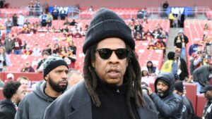 Jay-Z accusato di aver violentato una ragazza di 13 anni insieme a P Diddy dopo gli MTV Video Music Awards