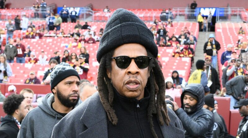 Jay-Z accusato di aver violentato una ragazza di 13 anni insieme a P Diddy dopo gli MTV Video Music Awards
