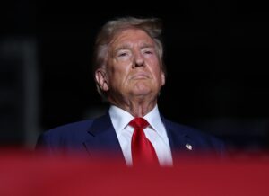 Trump avrebbe intenzione di permettere agli agenti dell’ICE di arrestare gli immigrati nelle scuole, negli ospedali, ai matrimoni e ai funerali