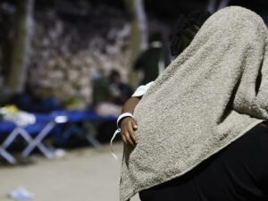 “Sta bene, non era in ipotermia”. Cosa non torna nel racconto del naufragio di Lampedusa