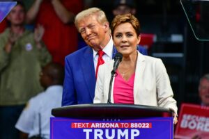 Kari Lake, la scelta di Donald Trump per Voice of America, ha giurato di essere il “peggior incubo dei giornalisti”