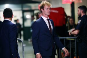 JD Vance porta Daniel Penny, l’uomo che ha ucciso Jordan Neely nella metropolitana di New York, alla partita di football dell’esercito e della marina militare