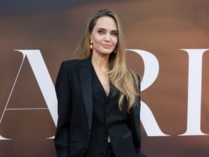 Angelina Jolie dà un tocco di festa al vestito delle feste