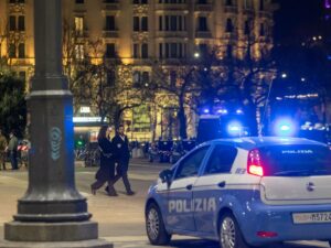 Padova, nigeriano aggredisce i poliziotti con l’ascia. Agente costretto a sparare