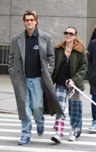 Millie Bobby Brown dice addio a Stranger Things e dà il benvenuto al pigiama come capo d’abbigliamento