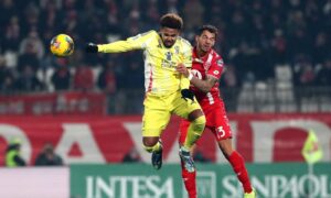 Monza-Juventus, le mani di McKennie a Open Var. Tommasi: “Colpisce la patch della Serie A, è spalla e non è rigore”