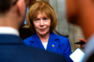 Tina Smith si sfoga sul doppio discorso antiabortista di Trump: “Mi interessa quello che fa”