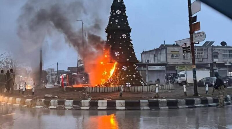 Siria, miliziani bruciano un albero di Natale. Esplodono le proteste dei cristiani