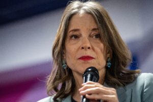 Marianne Williamson annuncia la sua campagna per guidare il Comitato nazionale democratico