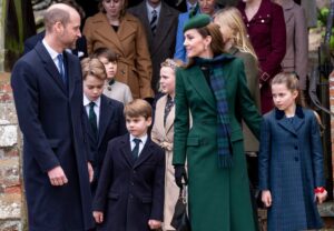 Kate Middleton e il principe William si uniscono a re Carlo e alla regina Camilla per la passeggiata del giorno di Natale