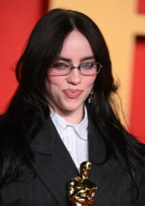 Billie Eilish condivide la sua routine di trucco pre-show e il suo trucco per l’attaccatura della linea di galleggiamento