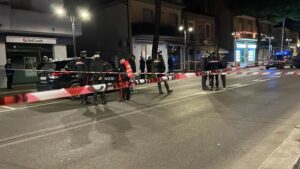 Accoltella cinque persone e si avventa contro i carabinieri, ucciso