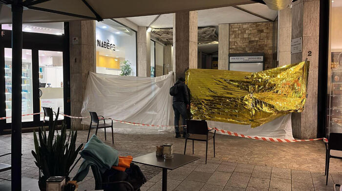 Responsabile della sicurezza di un supermercato accoltellato a morte in pieno centro a Bergamo