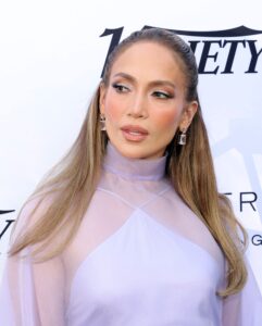 Jennifer Lopez riporta in auge il look da cameriera a Manhattan