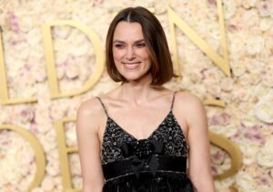 Keira Knightley debutta con un bob rasato ai Golden Globes 2025