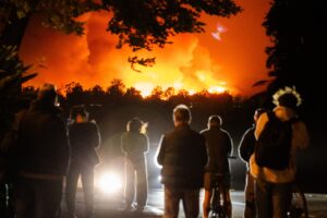 Los Angeles brucia: Il bilancio delle vittime aumenta e decine di migliaia di persone vengono evacuate a causa degli inarrestabili incendi selvaggi