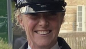 Un agente di polizia e un uomo sono morti dopo essere stati investiti da un camion a seguito di un precedente scontro stradale
