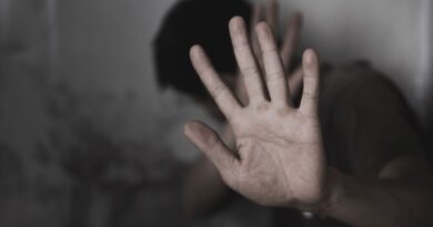 I sopravvissuti maschi sono “ignorati” perché i loro abusi sono classificati come “violenza contro le donne”