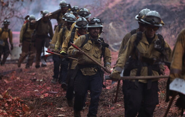 Los Angeles nella morsa del fuoco, il vento si rafforza